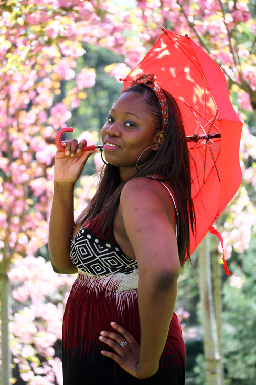 portrait avec parapluie, jardin japonais