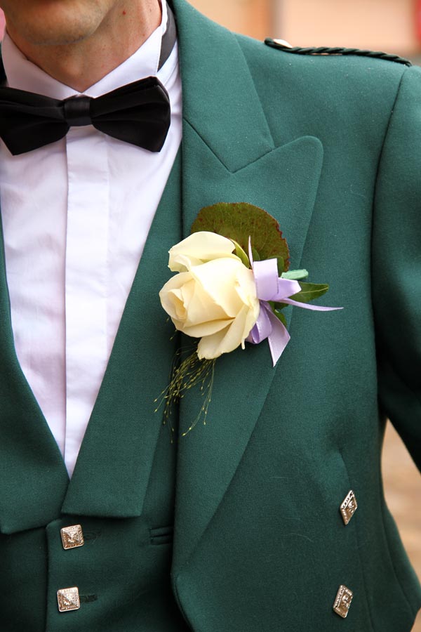 Photographe mariage Castelsarrasin / Costume et fleur