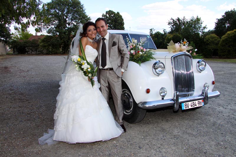 photographe mariage Toulouse - les mariés devant la voiture